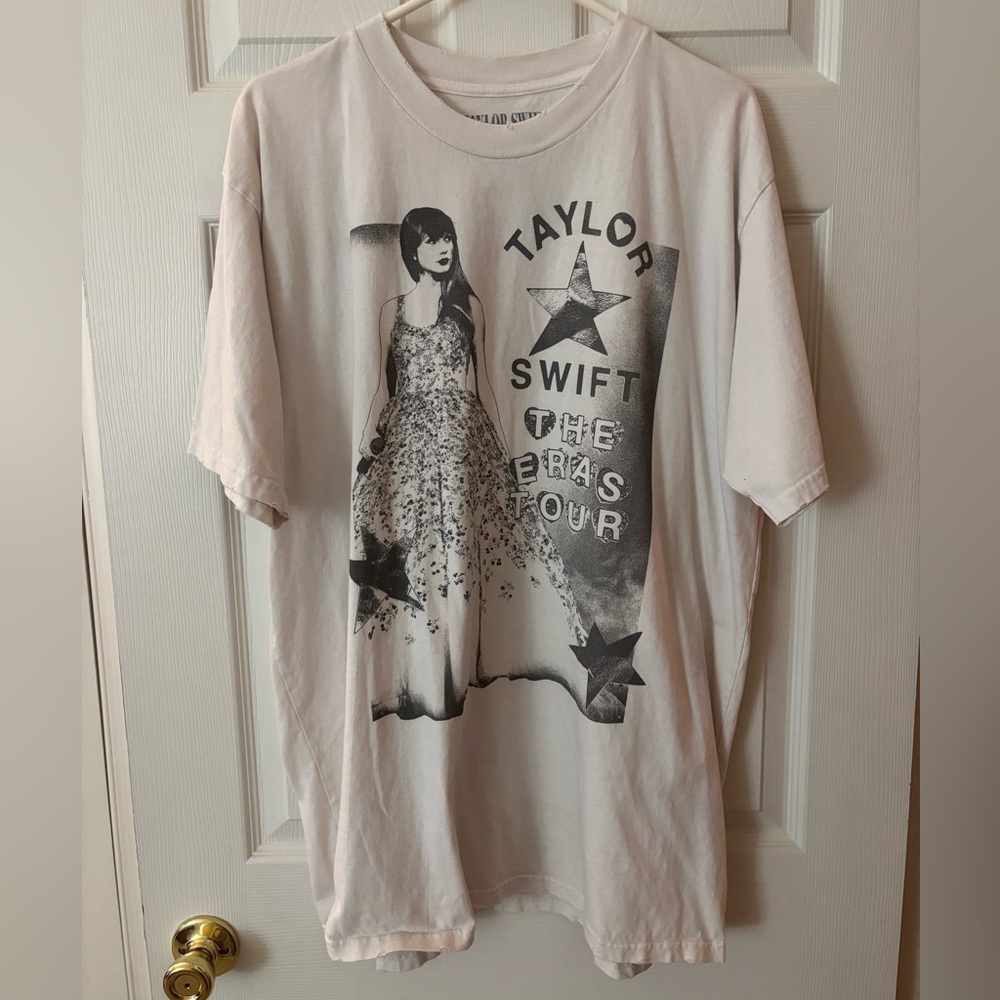 Taylor Swift The Eras Tour Distressed Oversized T-Shirt White & Gray Size XL - Picture 2 of 4